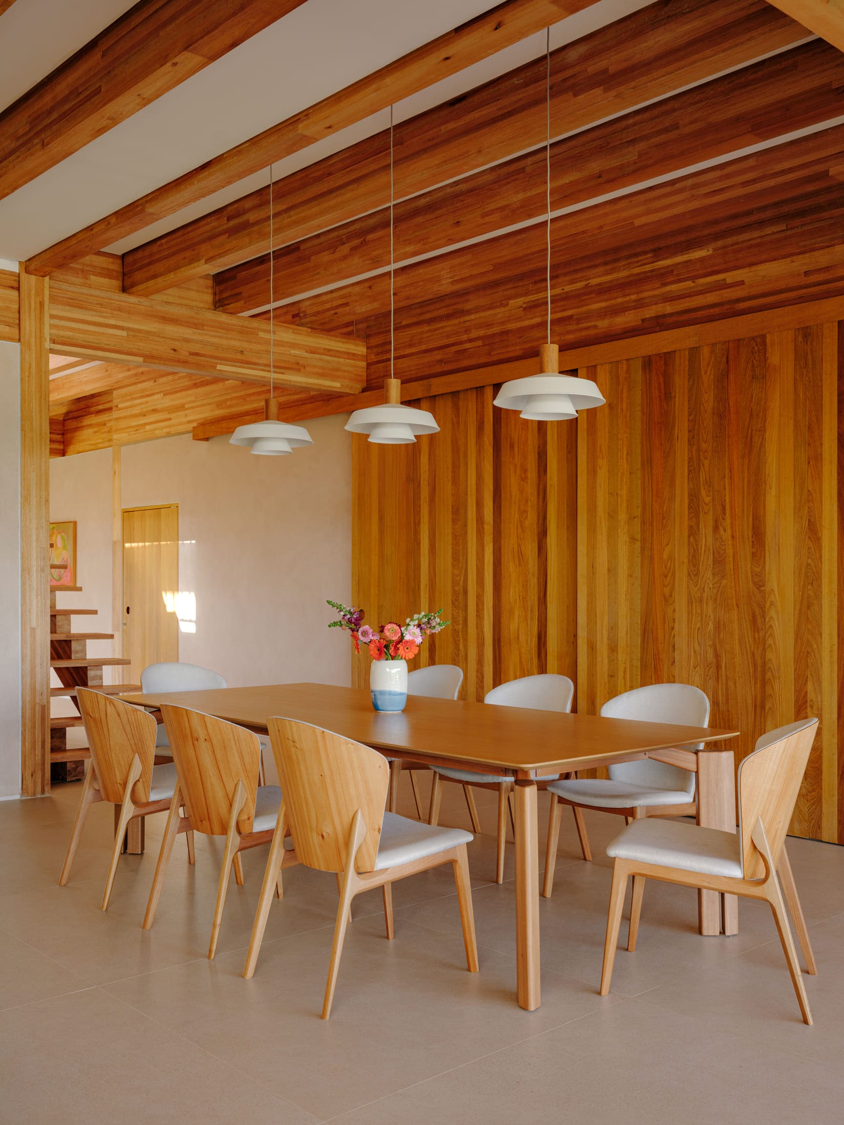 Lustres para sala de jantar: 10 projetos que destacam a iluminação Lustres para sala de jantar: 10 projetos que destacam a iluminação