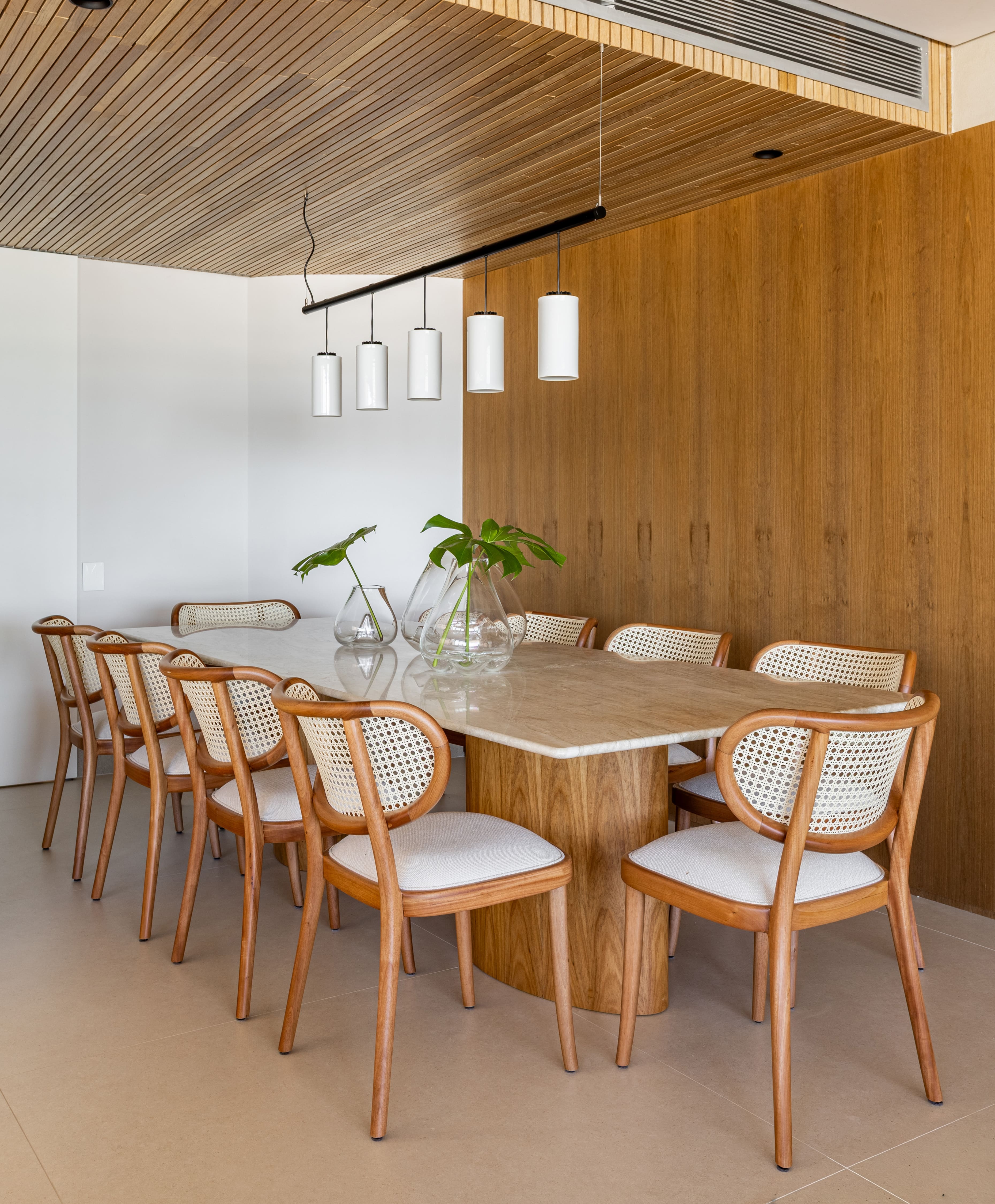 Lustres para sala de jantar: 10 projetos que destacam a iluminação Lustres para sala de jantar: 10 projetos que destacam a iluminação