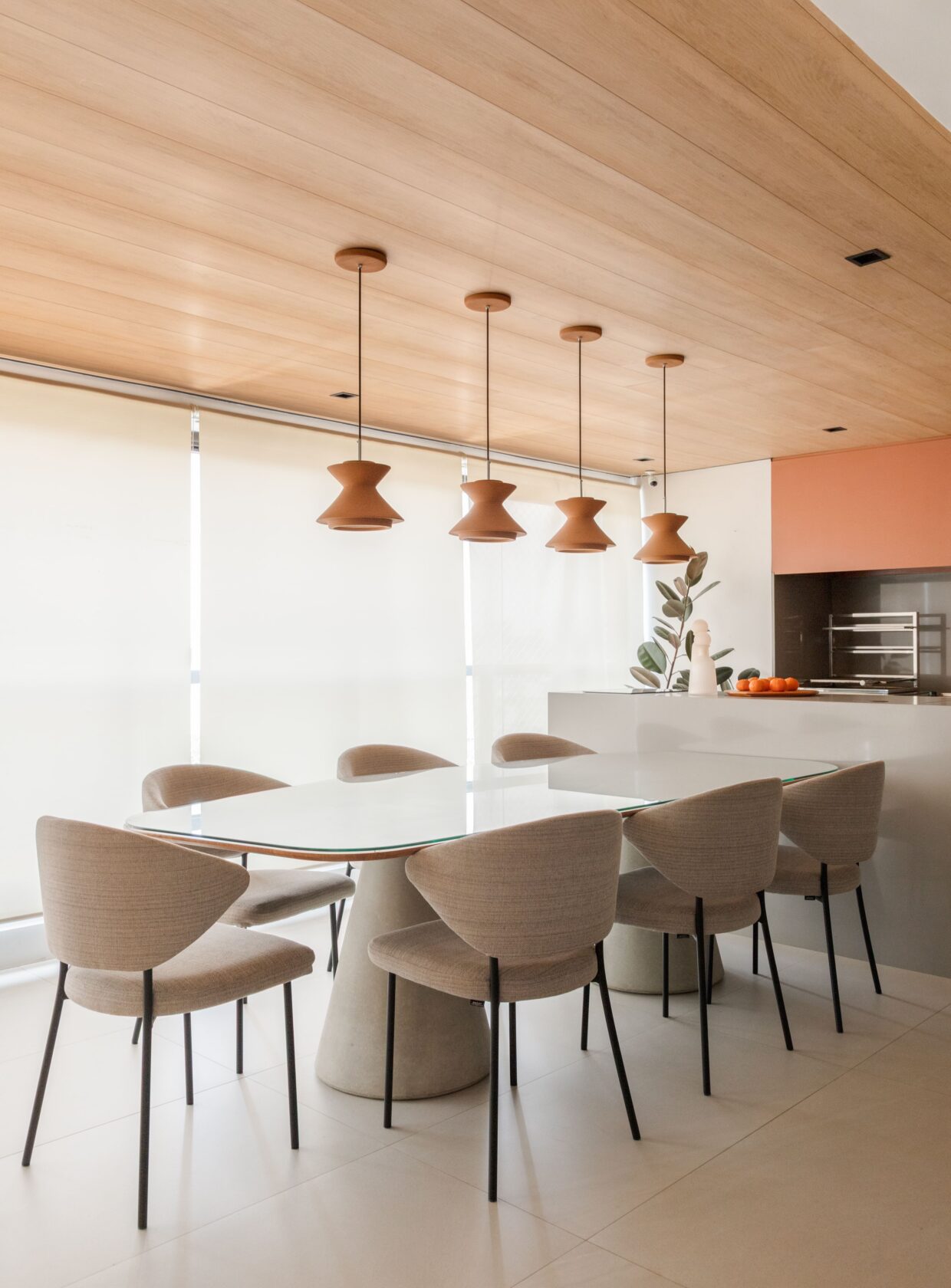 Lustres para sala de jantar: 10 projetos que destacam a iluminação