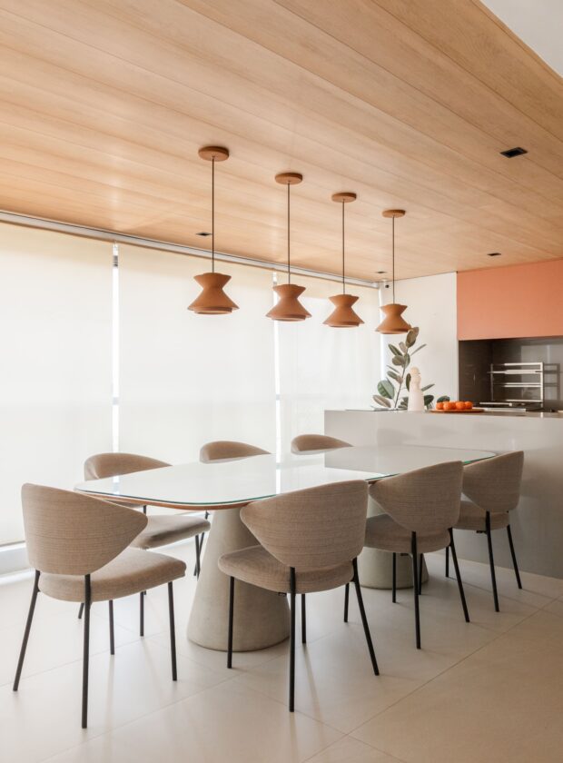 Lustres para sala de jantar: 10 projetos que destacam a iluminação