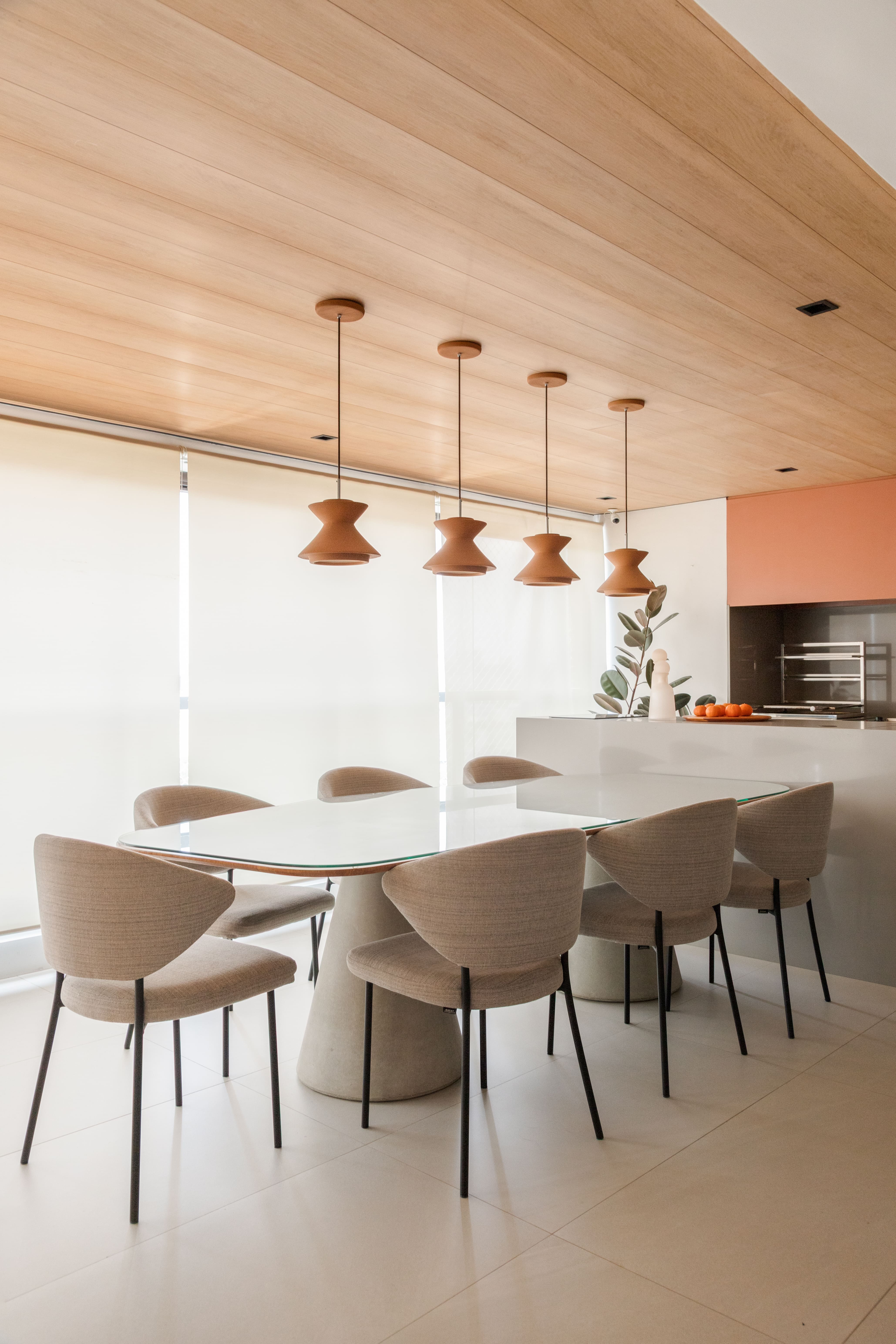 Lustres para sala de jantar: 10 projetos que destacam a iluminação Lustres para sala de jantar: 10 projetos que destacam a iluminação
