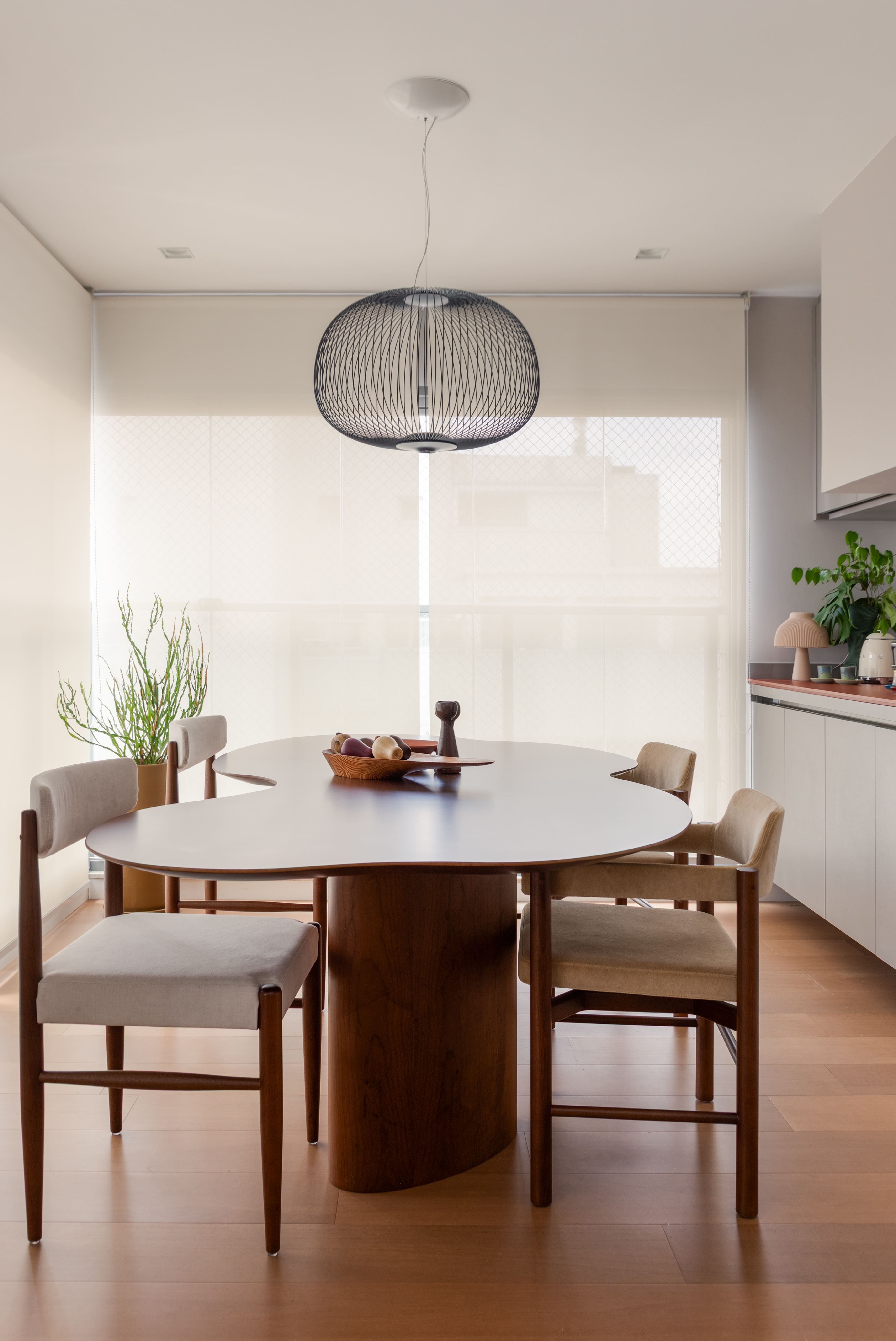 Lustres para sala de jantar: 10 projetos que destacam a iluminação Lustres para sala de jantar: 10 projetos que destacam a iluminação