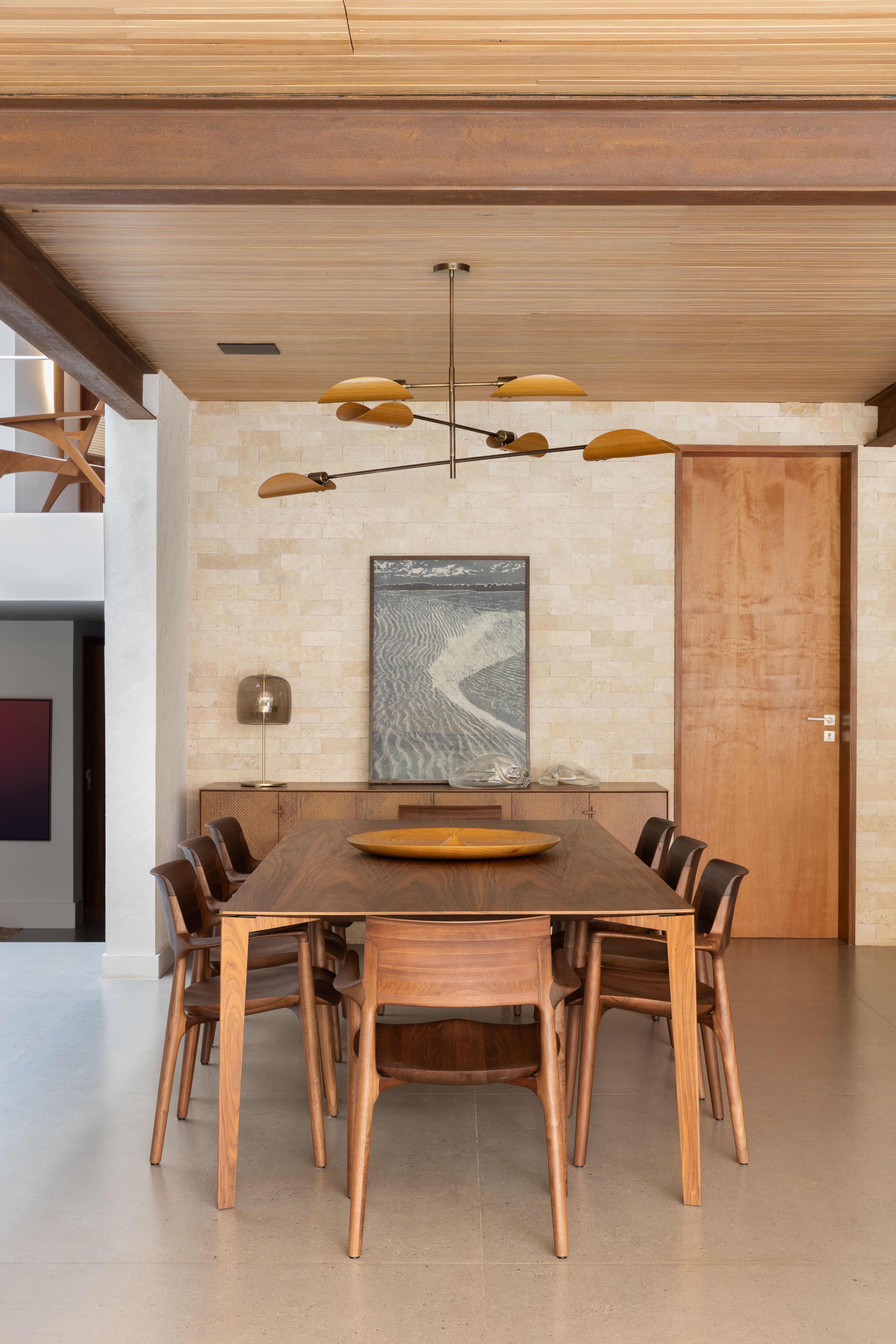 Lustres para sala de jantar: 10 projetos que destacam a iluminação Lustres para sala de jantar: 10 projetos que destacam a iluminação