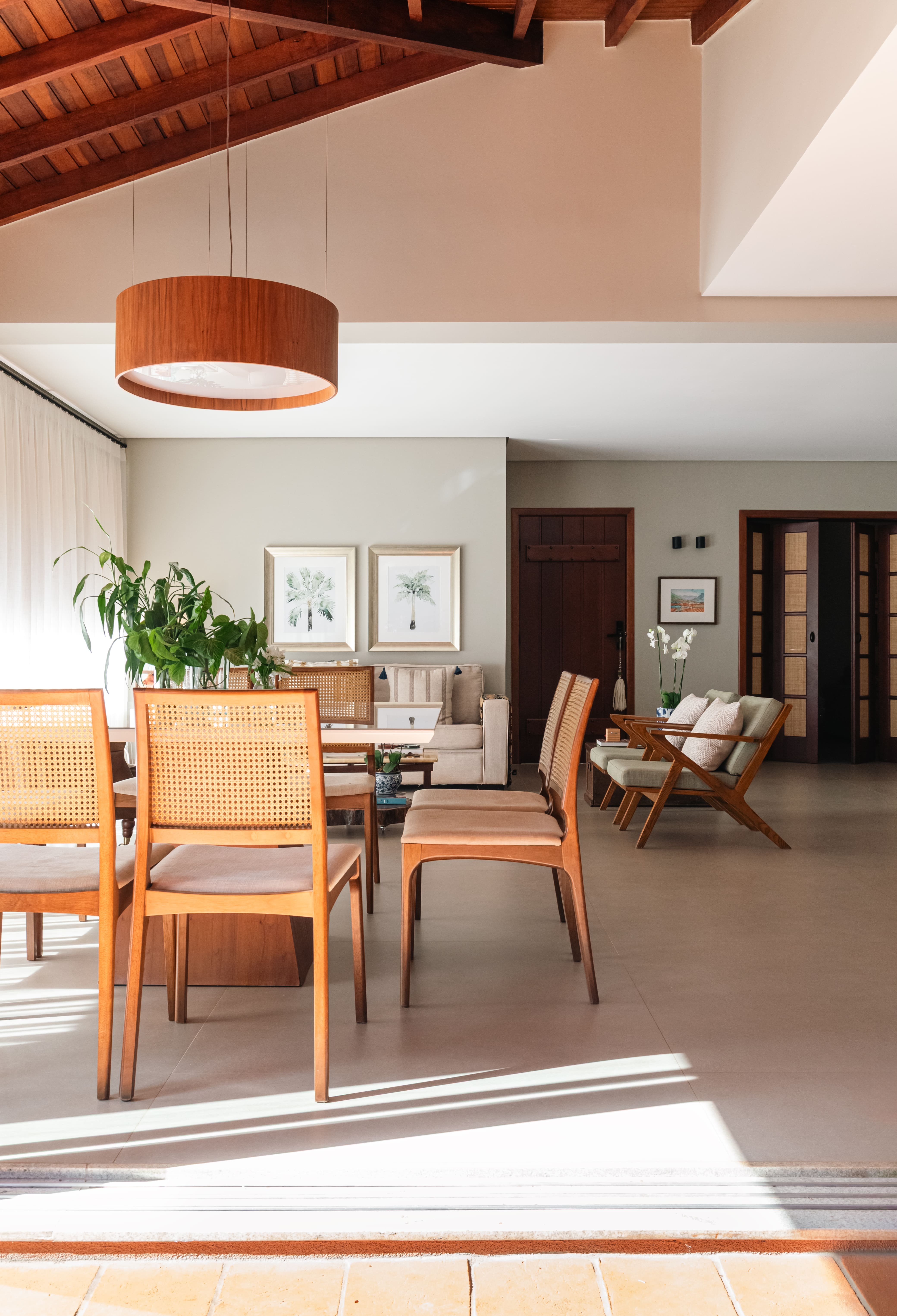 Lustres para sala de jantar: 10 projetos que destacam a iluminação Lustres para sala de jantar: 10 projetos que destacam a iluminação