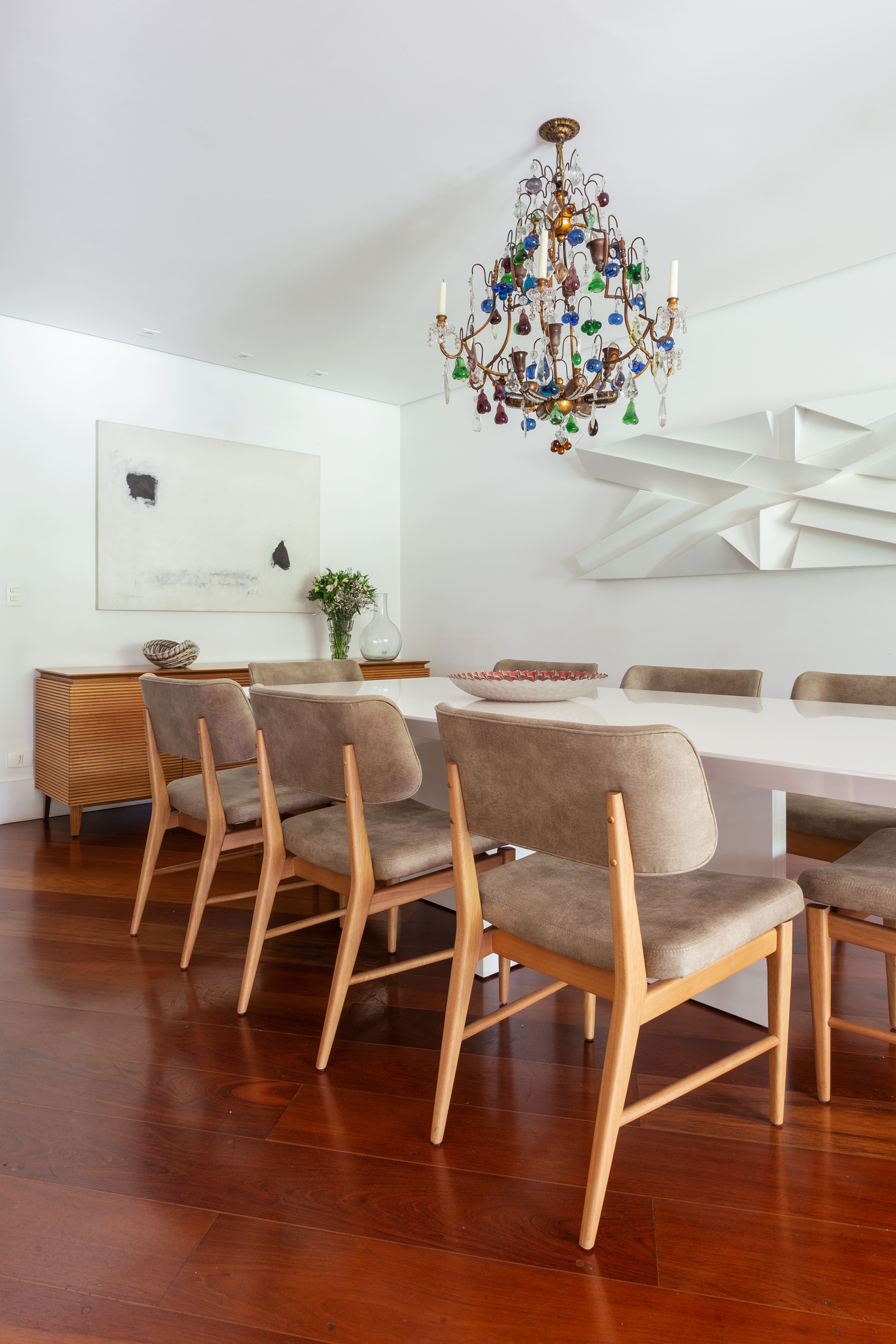 Lustres para sala de jantar: 10 projetos que destacam a iluminação Lustres para sala de jantar: 10 projetos que destacam a iluminação