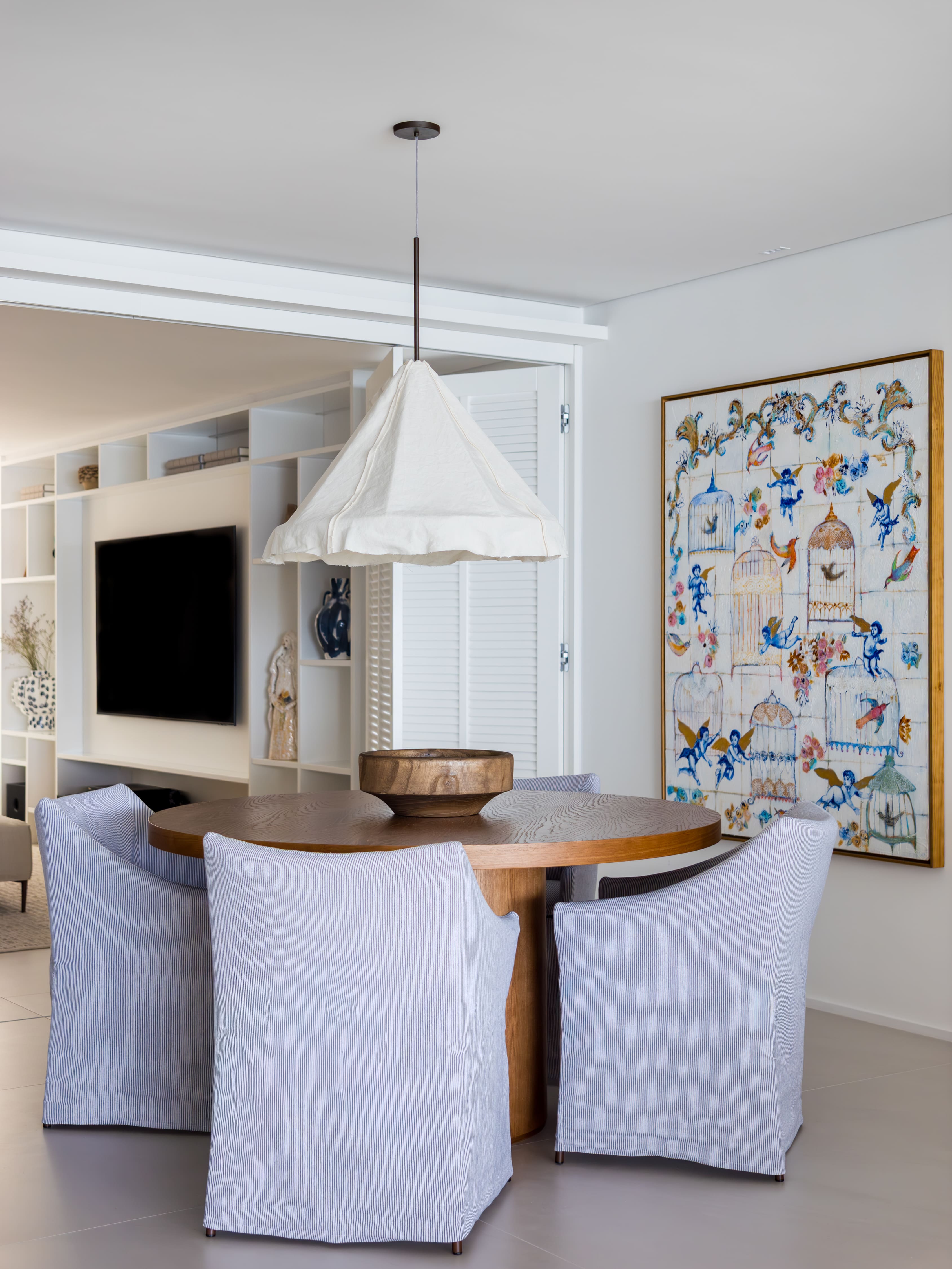 Lustres para sala de jantar: 10 projetos que destacam a iluminação Lustres para sala de jantar: 10 projetos que destacam a iluminação
