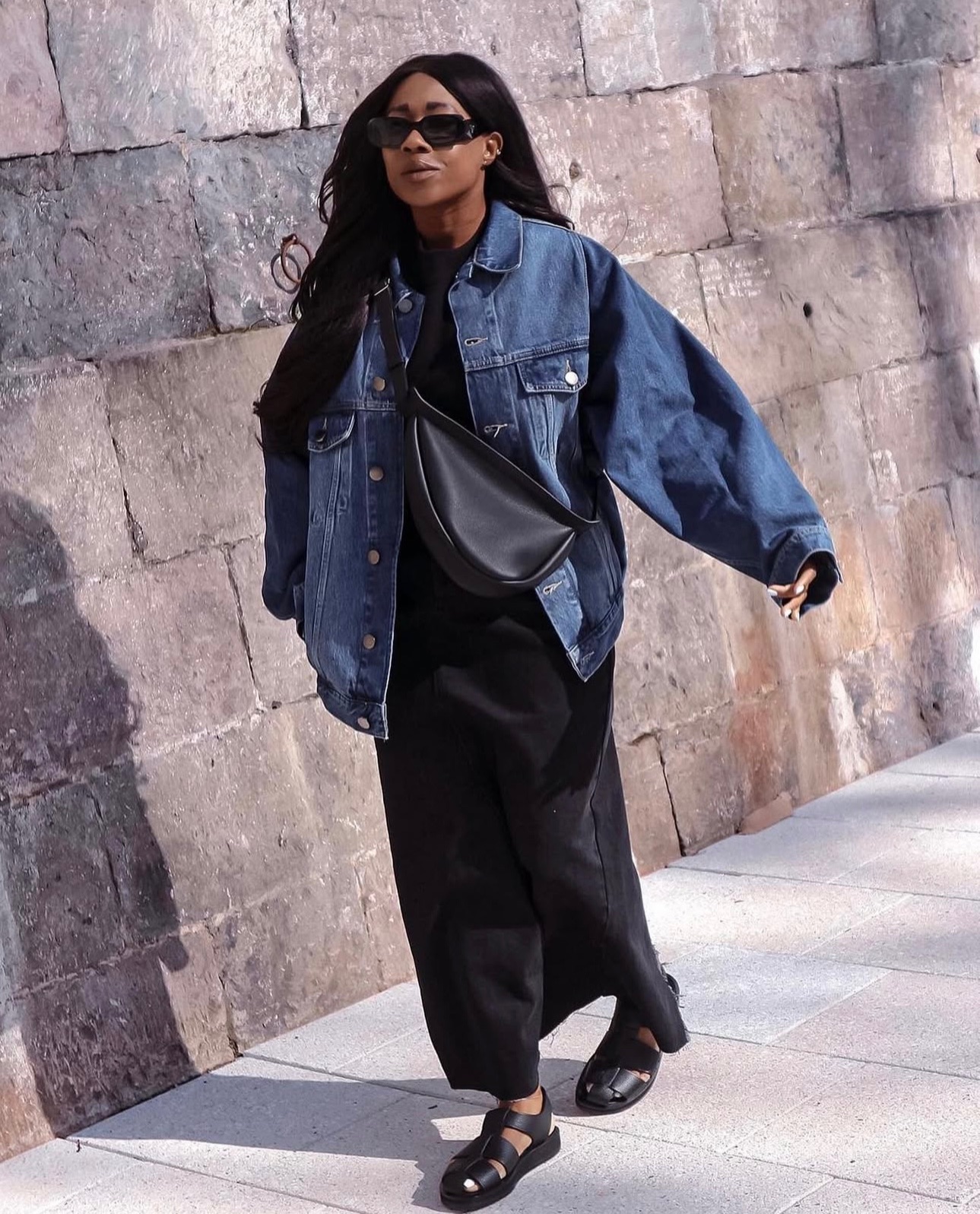 Em busca de uma sandália de couro feminina? 5 opções que já são sucesso no street style sandália de couro feminina