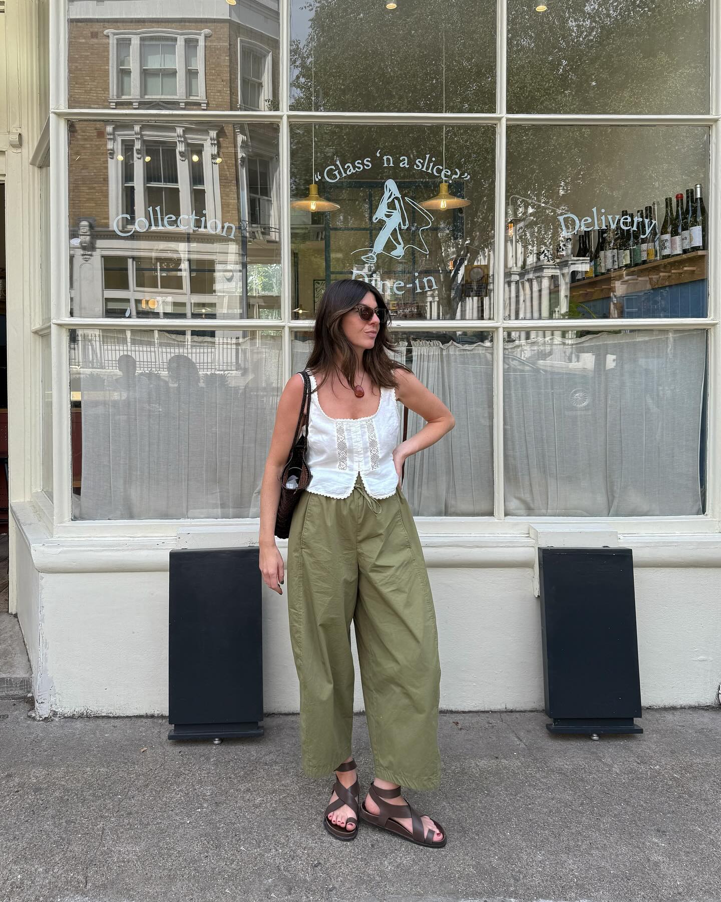 Em busca de uma sandália de couro feminina? 5 opções que já são sucesso no street style sandália de couro feminina
